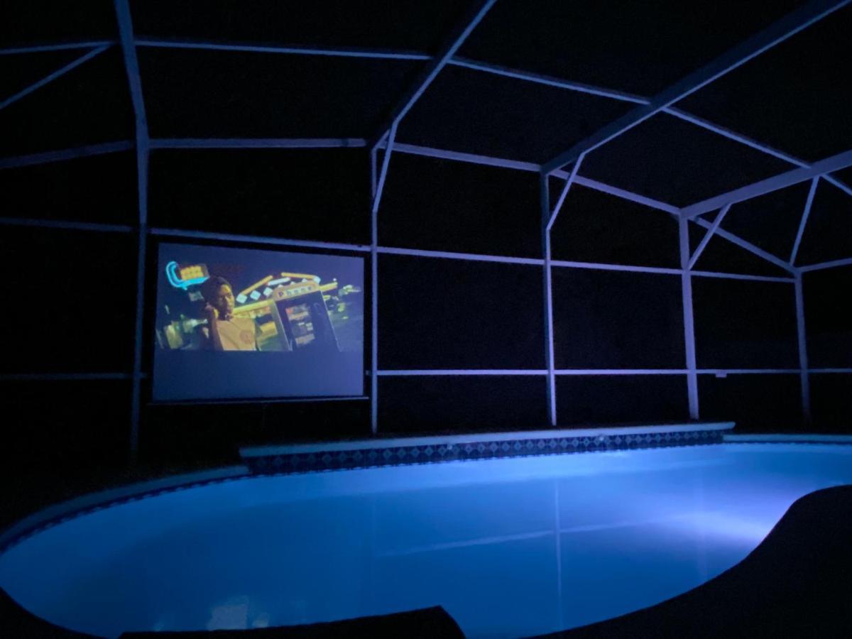אורלנדו 3 Bedroom Villa With Poolside Cinema And Games Room Close To Theme Parks Sleeps 6 Plus 2 מראה חיצוני תמונה